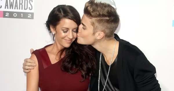 Justin Bieber qui embrasse sa mère Pattie Malette sur la joue