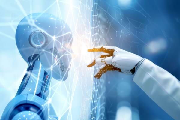 une main robotisée s'approche d'un robot à l'allure humaine