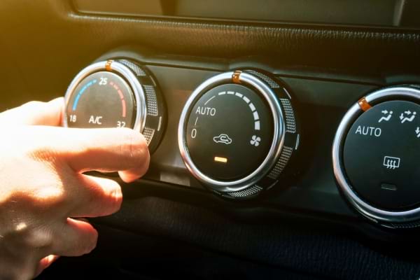 une personne qui règle sa climatisation