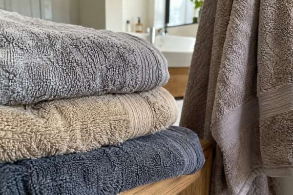 Serviettes de bain devenues rêches et moins moelleuses après plusieurs lavages.
