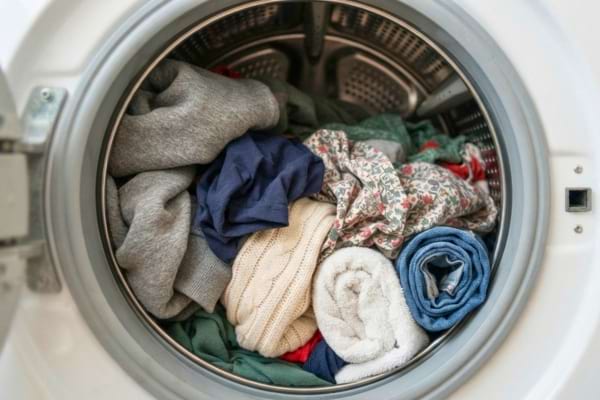 Un tambour de machine à laver plein de linges