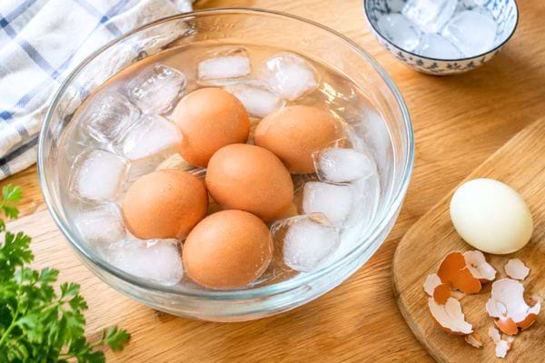 oeufs durs dans un récipient de glaçons pour refroidir rapidement