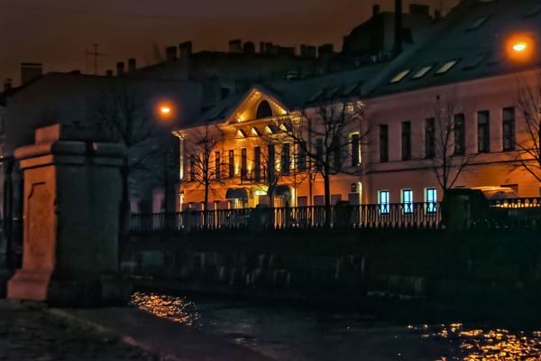 Un batiment dans la nuit