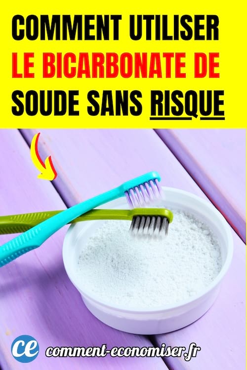 un pot de bicarbonate de soude avec deux brosses à dents bleue et verte sur un fond en bois mauve