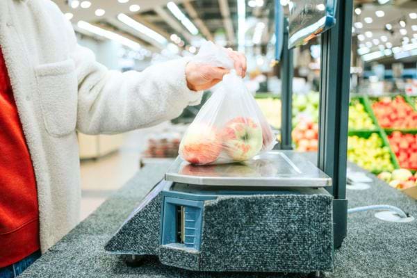 pommes sur une balance au supermarch&eacute; pour &eacute;viter de payer trop cher