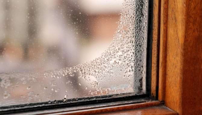 fenêtre pleine de buée et condensation en hiver