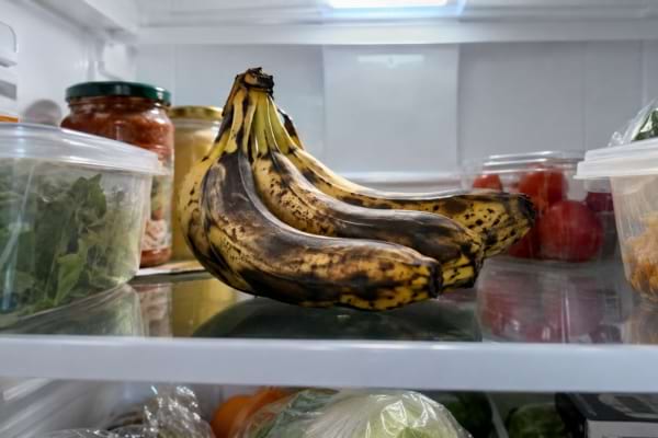 Bananes noircies par le froid placées sur une étagère de réfrigérateur