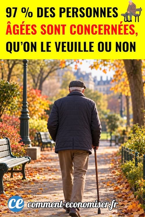 Une vieille personne qui marche dans un parc