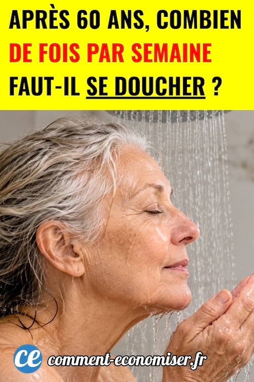 Une femme de 60 ans sous l'eau de la douche