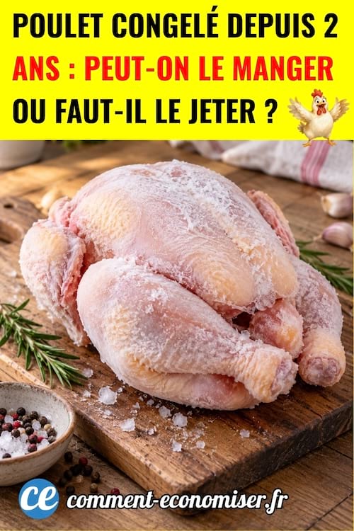 un poulet congelé posé sur une planche de cuisine