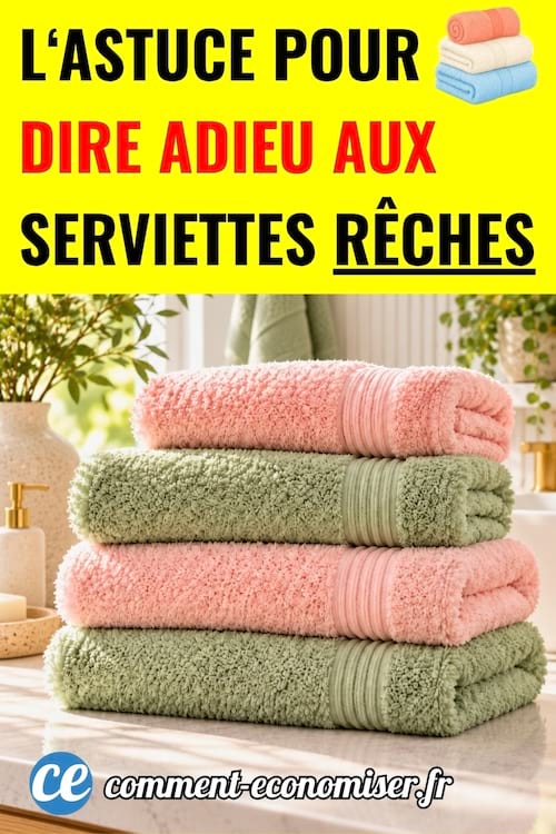 Des serviettes empil&eacute;es dans une salle de bain