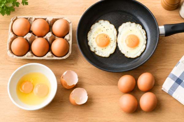 6 oeufs dont 2 qui sont cassés et cuisent au plat