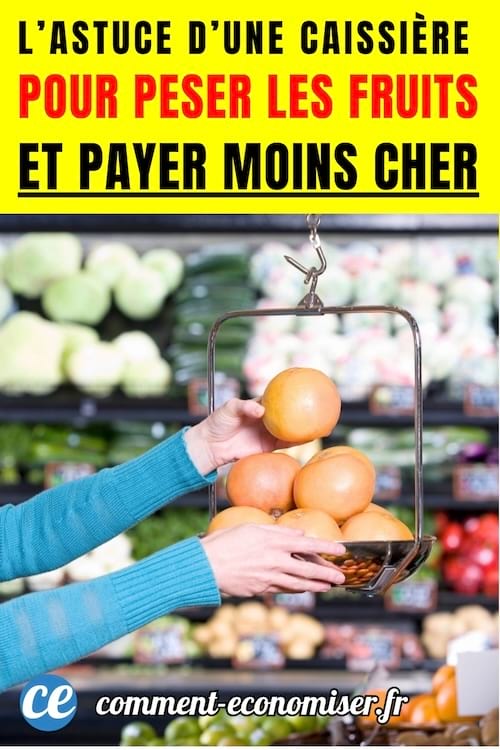 une personne p&egrave;se des fruits sur une balance dans un supermarch&eacute;