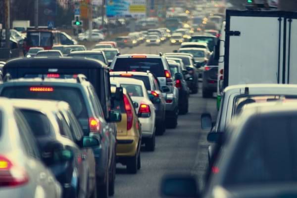 Un embouteillage de voiture