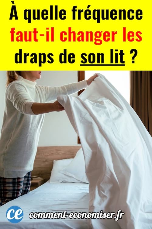 Une femme qui change les draps de son lit