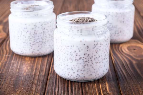 graines de chia dans du lait de coco bon pour la sant&eacute;