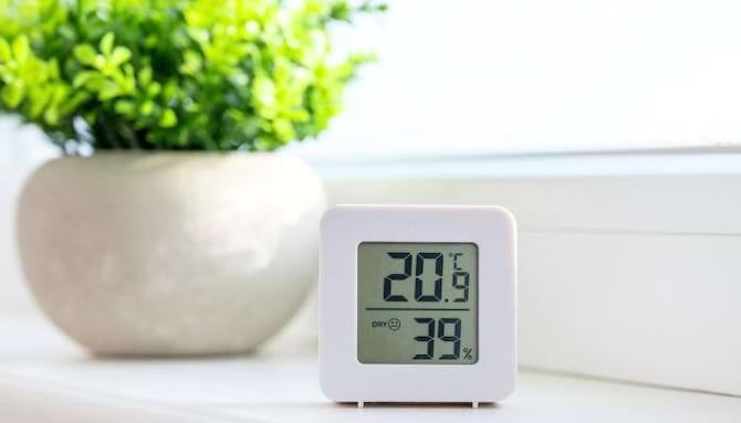 hygromètre dans une pièce avec un taux d'humidité correct