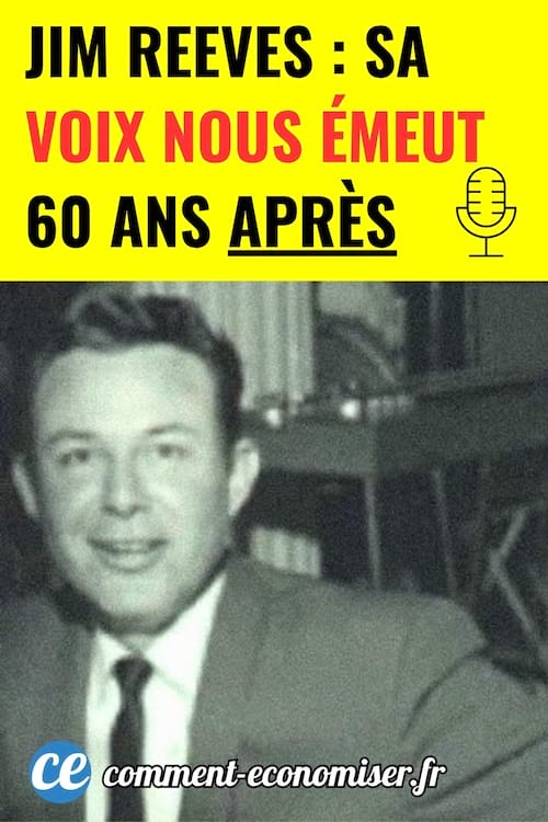 portrait en noir et blanc de Jim Reeves avec une veste costume et cravate dans un studio d'enregistrement