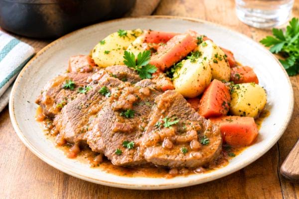 assiette de langue de boeuf et légumes riche en nutriments