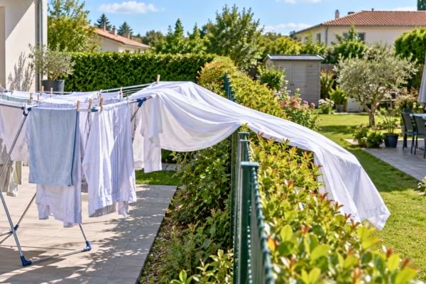 Du linge qui s&egrave;che avec une partie chez le voisin