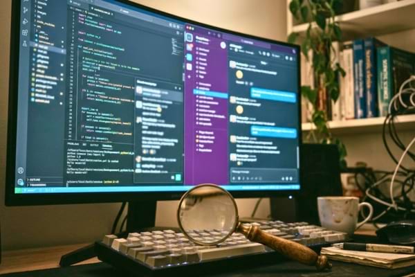 un écran d'ordinateur affichant des lignes de code informatique mélangées