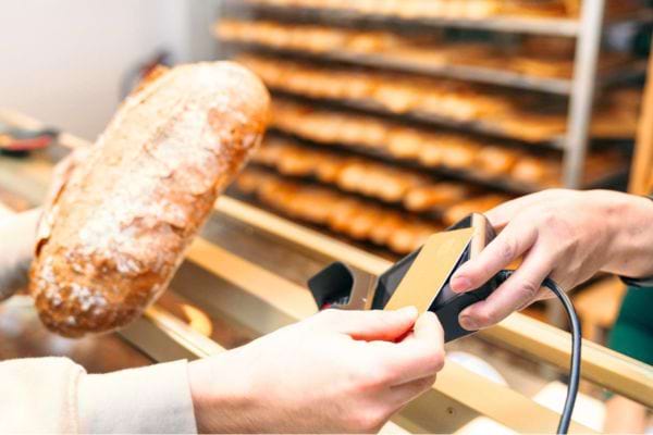 personne qui payer avec une carte sans contact pour acheter son pain
