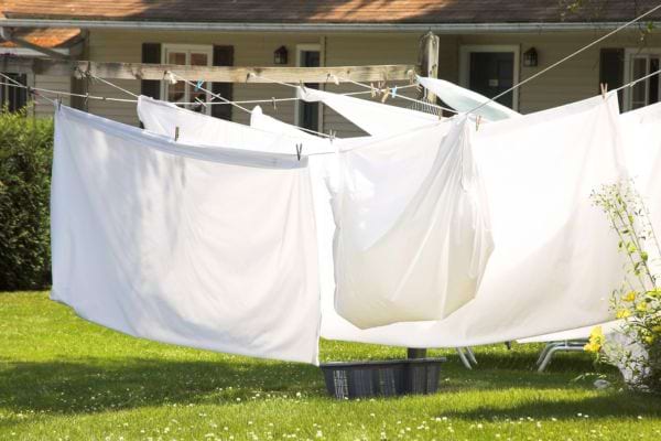 draps blancs qui sèchent sur une corde à linge