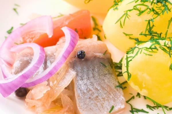 du hareng préparé avec des pommes de terre, des oignons, du poivre et des herbes
