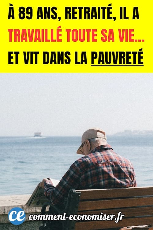 un vieil homme de dos seul lit le journal assis sur un banc face à la mer