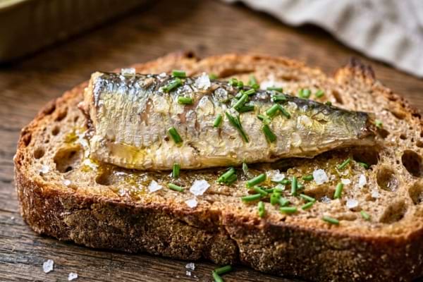 ne sardine à l'huile d'olive sur une tranche de pain de campagne