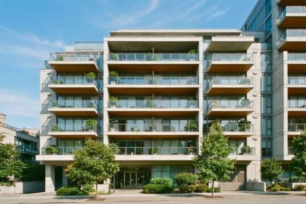 'un immeuble r&eacute;sidentiel moderne en copropri&eacute;t&eacute;.