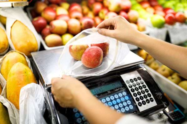 pomme &agrave; peser sur une balance au supermarch&eacute;
