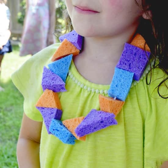 Un collier avec des éponges peut rafraichir les enfants à la plage.