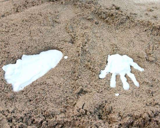 Faites des empreintes des pieds et mains de vos enfants à la plage avec du plâtre à mouler.
