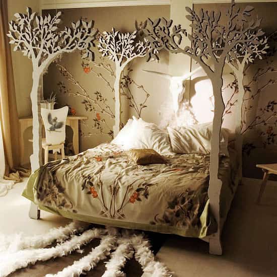 intérieur design lit baldaquin en bois sculpté