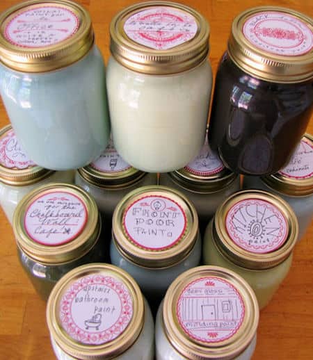des restes de peinture dans des bocaux recyclés