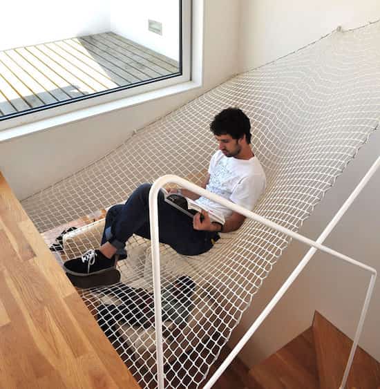 intérieur design hamac au dessus escalier