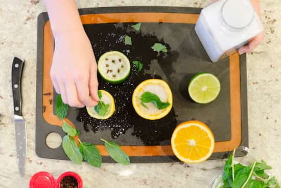 citron coupé en deux avec gros sel et basilic pour désodoriser
