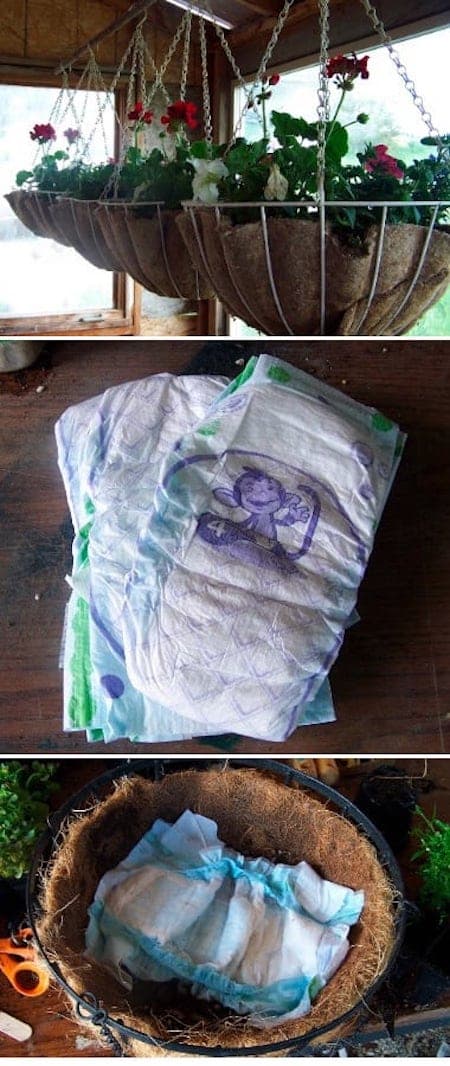 Plusieurs couches de bébé dans des pots de fleurs suspendues