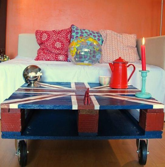 une table d'appoint faite en palettes