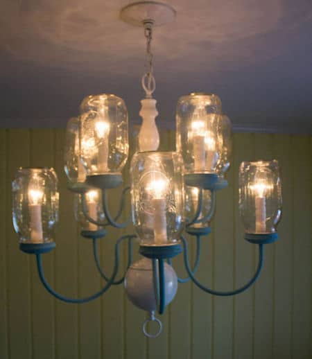 un lustre avec des bocaux