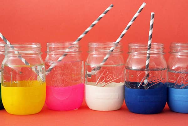 des verres à cocktail colorés