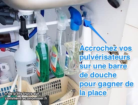 Accrochez les produits ménagers sur une barre de douche posée sous l'évier.