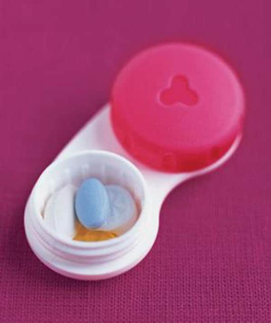 Transportez les médicaments dans un étui de lentilles de contact.