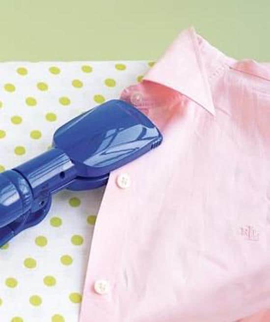 Utilisez un fer à lisser pour repasser les zones difficiles des chemises.
