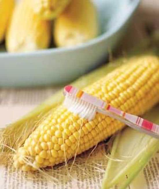 Utilisez une brosse à dents propre pour enlever les fils de soie des épis de maïs.