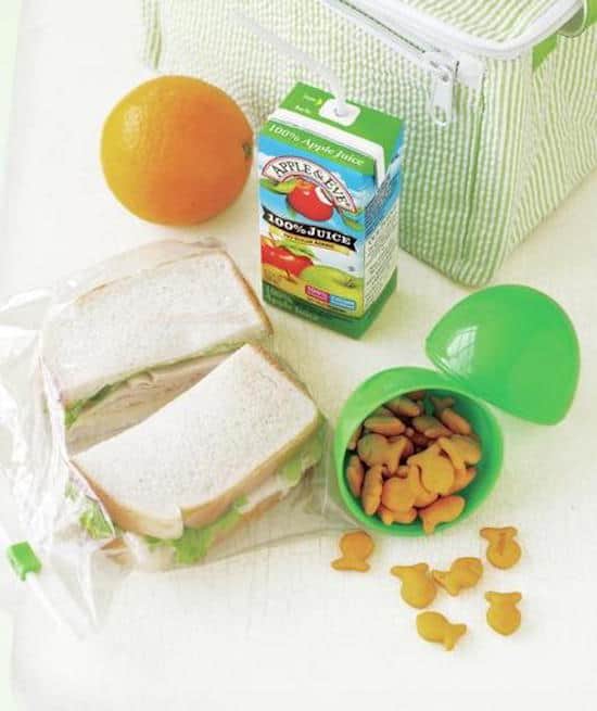 Utilisez les œufs de Pâques en plastique pour transporter des snacks.