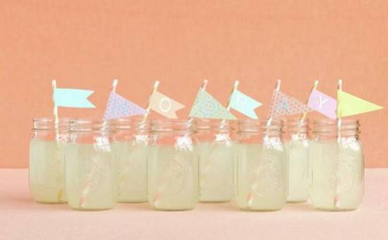 faire un cocktail dans des petits pots en verre