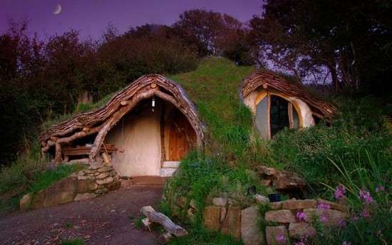 maison hobbit écologique matériaux de récupération