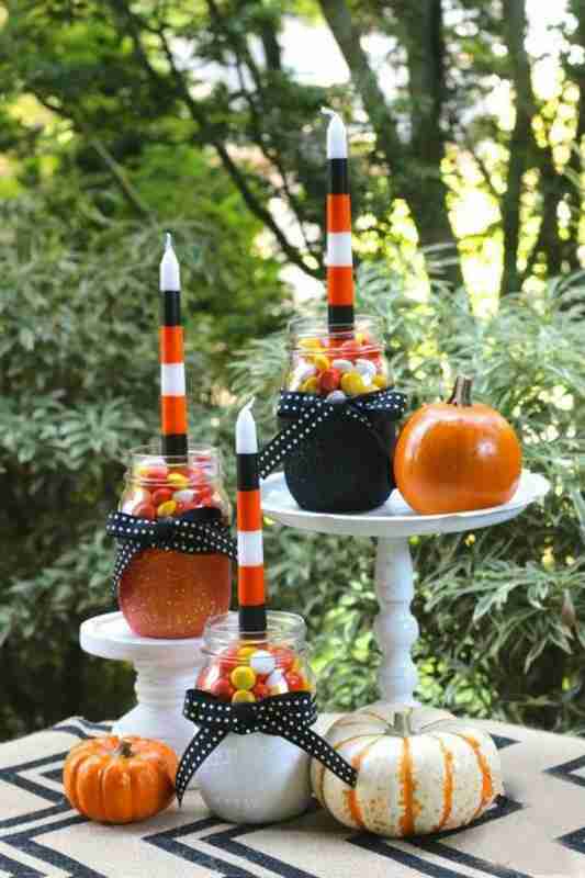 décoration de table pour halloween avec des bougies